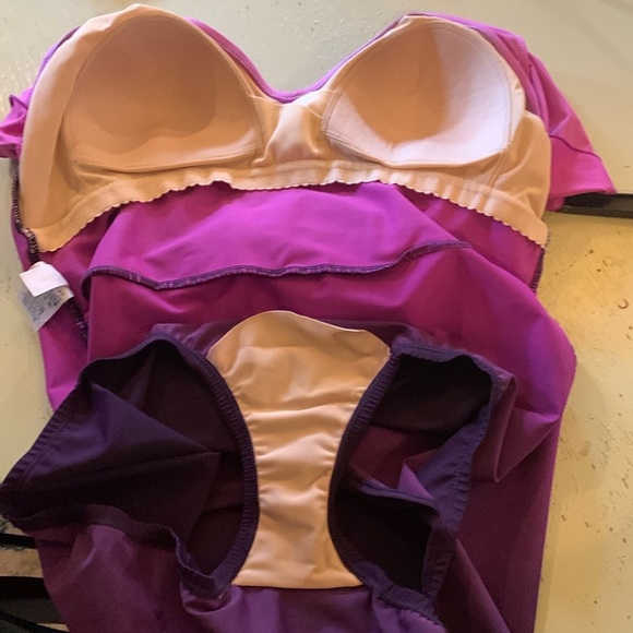 Lands End slimming 1 Piece swimsuit - Picture 6 of 7